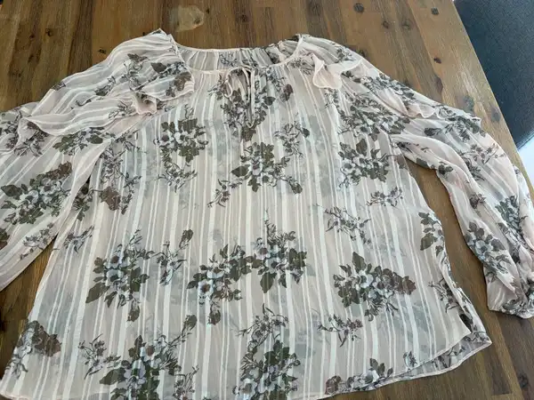 No brand floral blouse size L