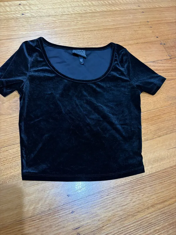 Alice in the eve black velvet short sleeve crop top size 6