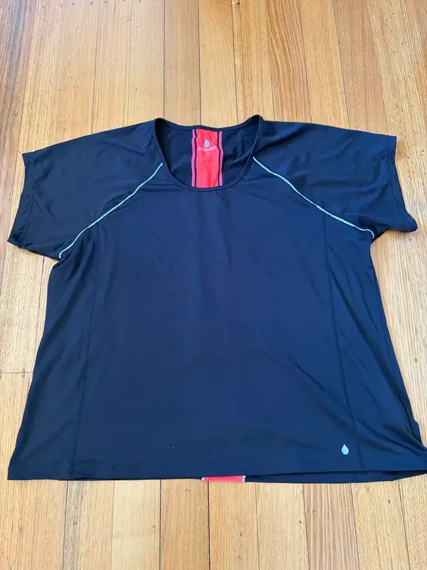Taking shape activewear top size xl (24)