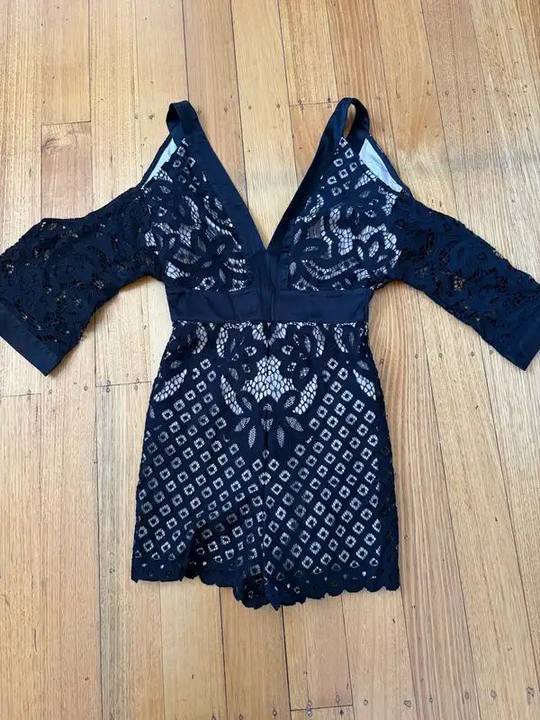 Bardot Black Floral Lace V-Neck 3/4 Sleeve Lined Zip Playsuit Size 10