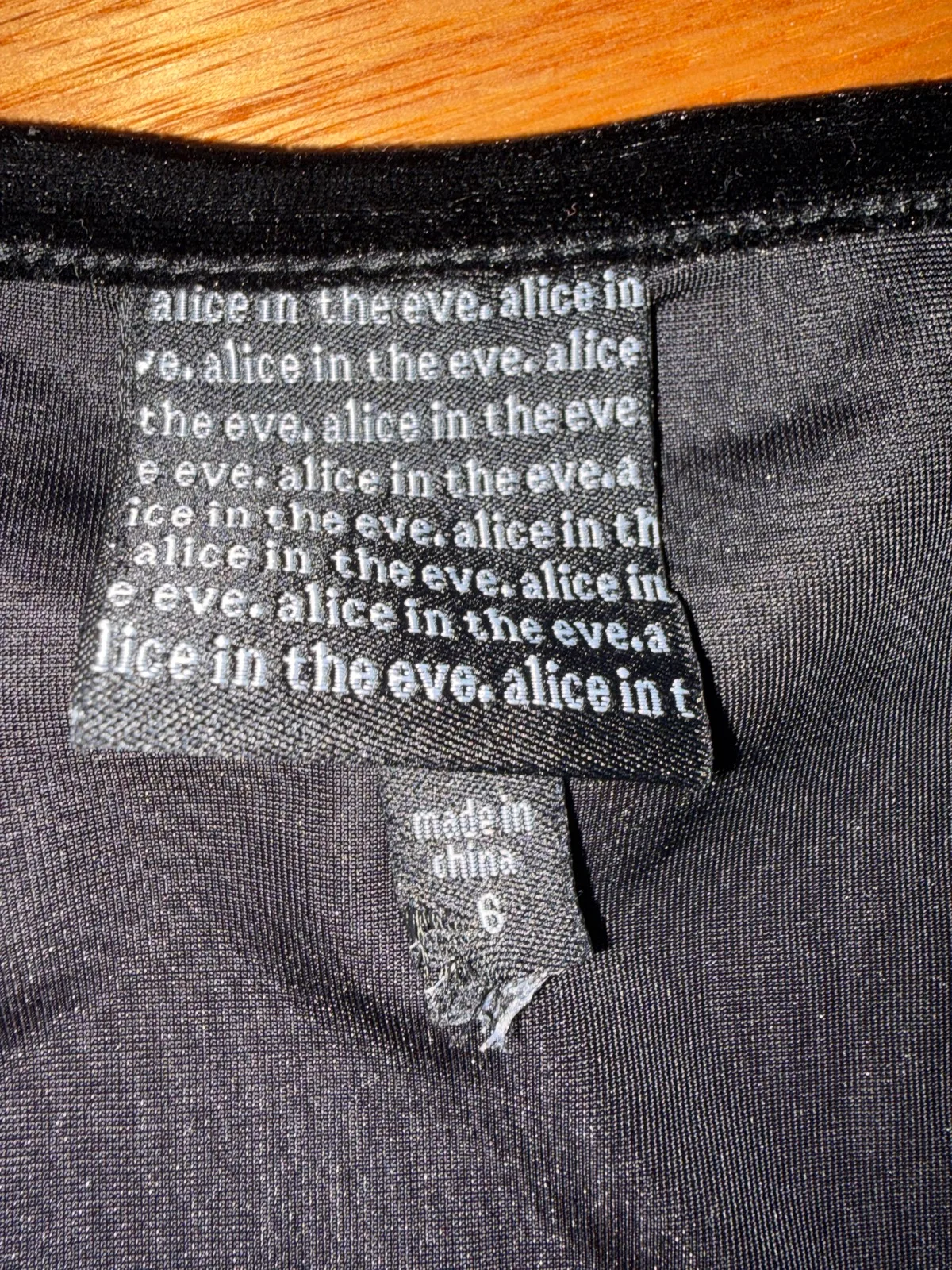 Alice in the eve black velvet short sleeve crop top size 6 – photo 2