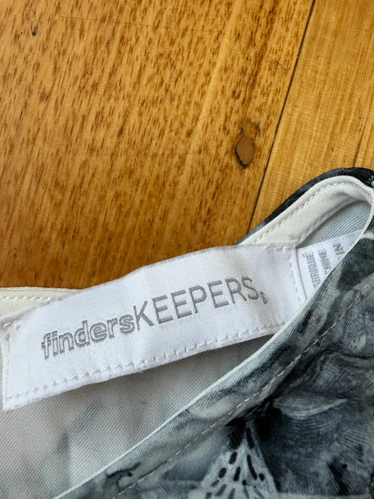 Finders keepers short sleeve blouse size m – photo 2