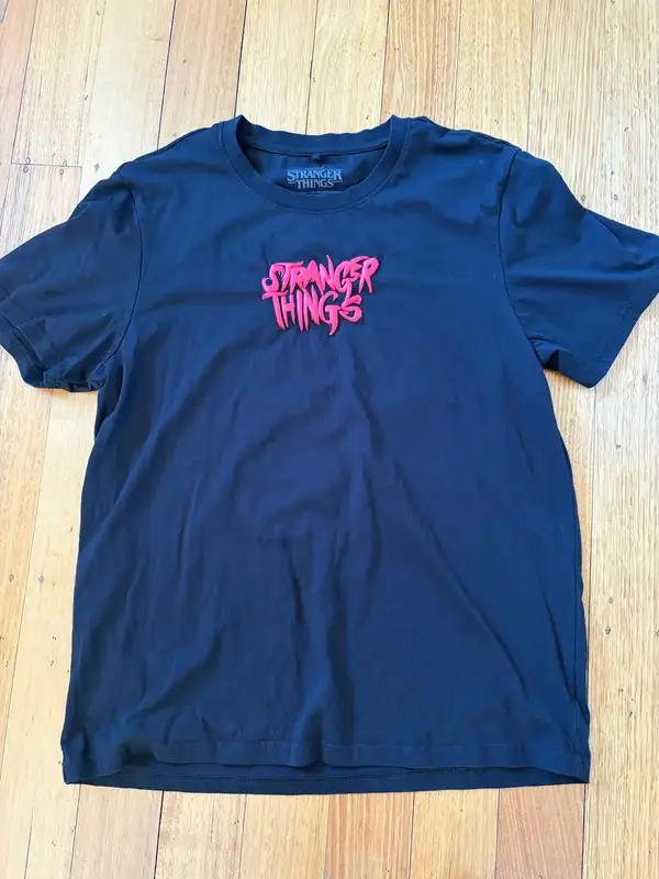 Netflix stranger things tee size L