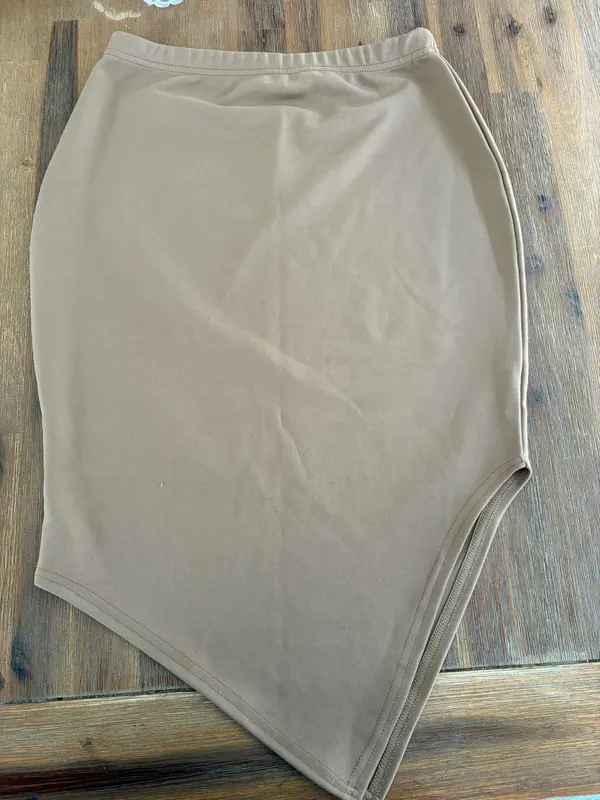 Boohoo v skirt size 10