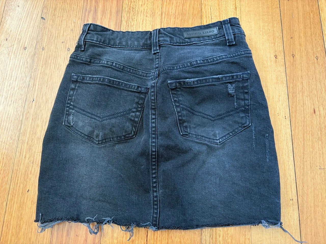 Bettina liano washed black denim mini skirt size 6 – photo 2