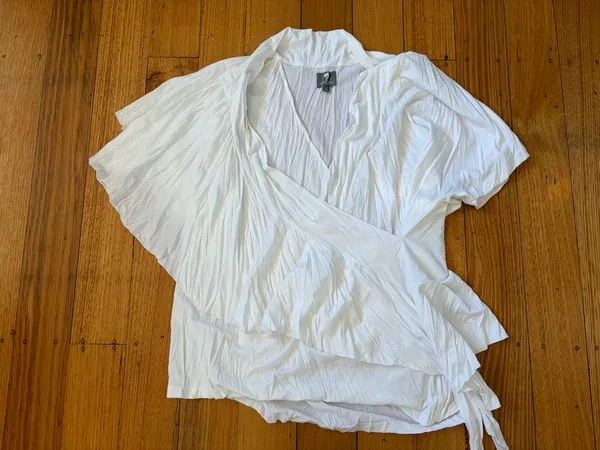 Kondo tricot crinkle v neck top size 16