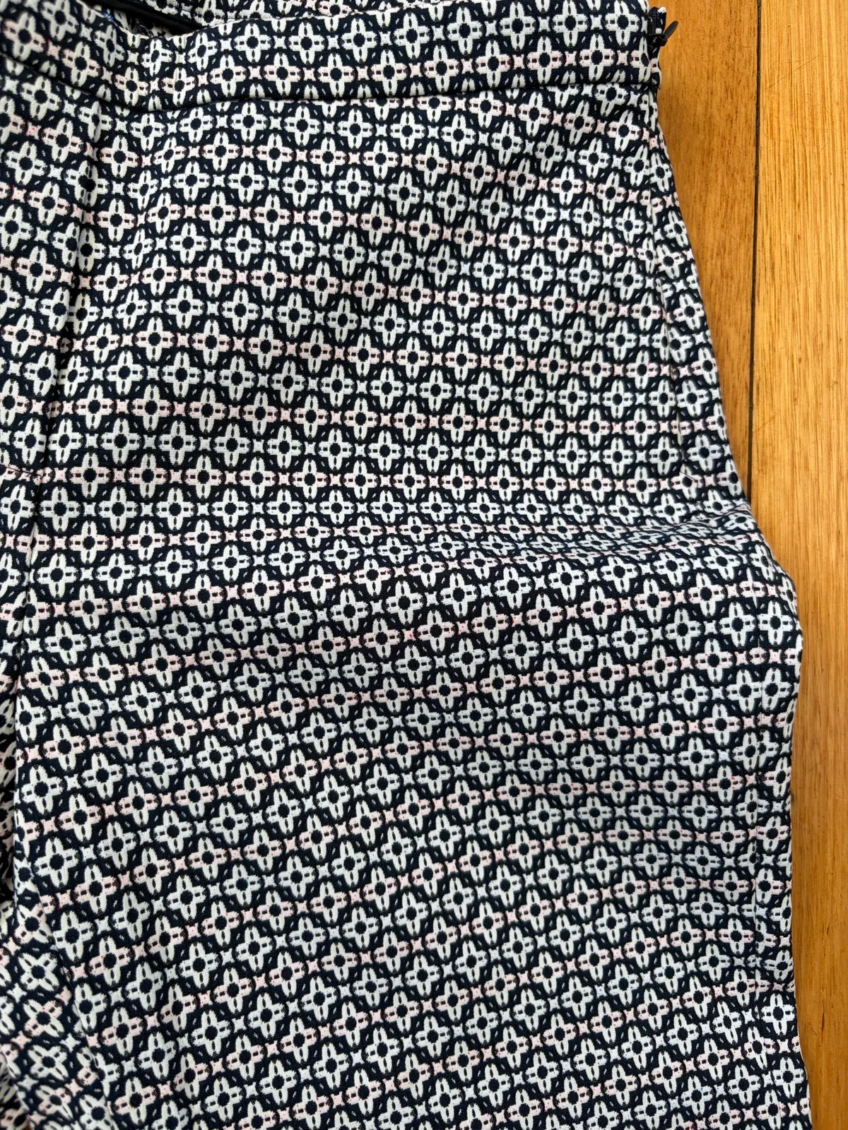 Elle Tahari ankle pants no size but 6 to 8 – photo 2