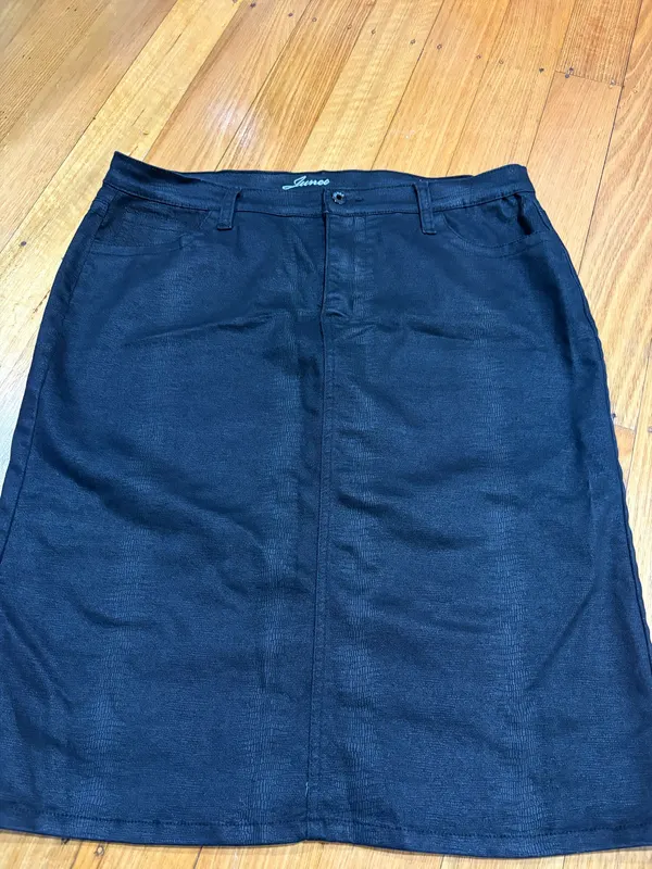 Junee black embossed crocodile pattern skirt size xxl