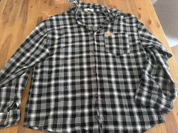 Black and white flannel shirt no brand size m