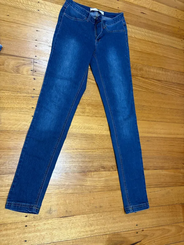 Lily loves dark blue skinny jeans size 8