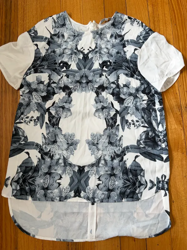 Finders keepers short sleeve blouse size m