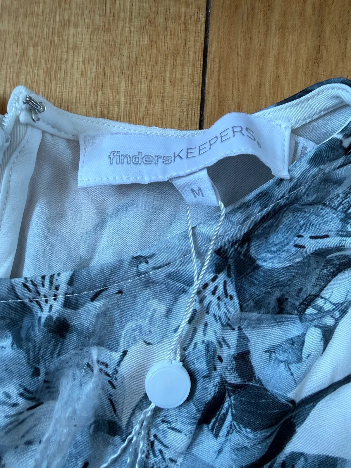 Finders keepers short sleeve blouse size m – photo 3