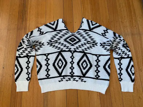 Unbranded v neck pullover sweater size L