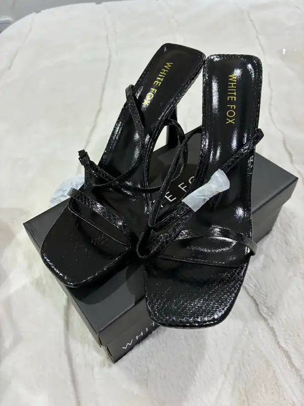 White fox “ radiance heels black”
