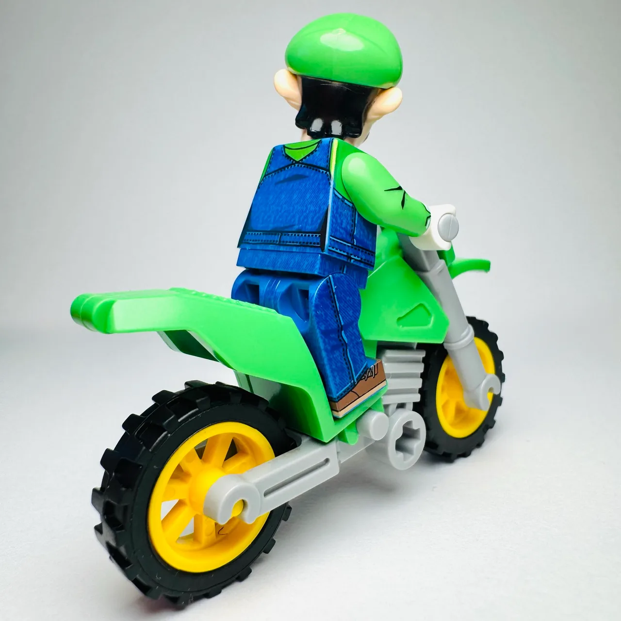 Luigi & Bike - Custom Brick Minifigure – photo 2